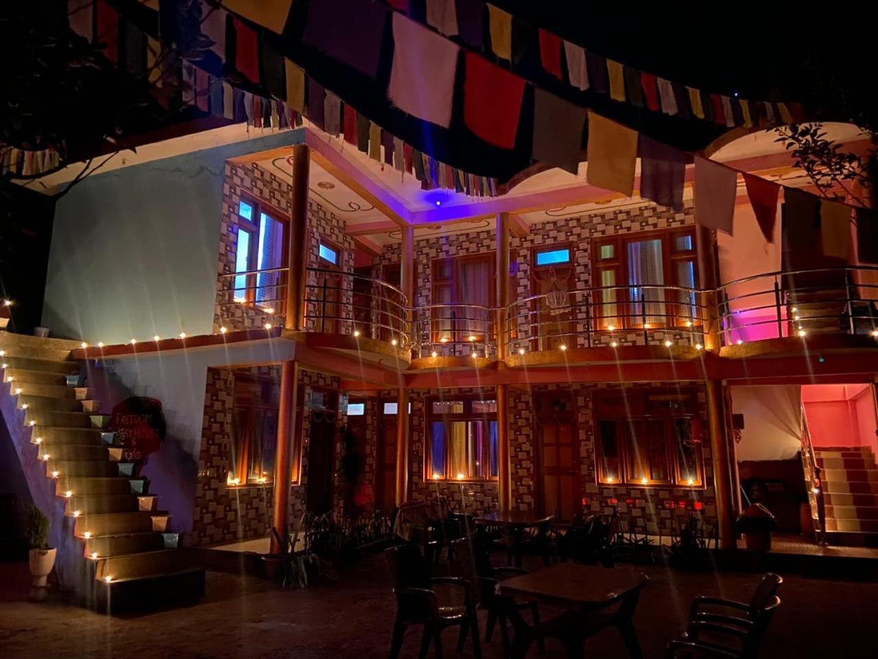 Отель Freedom Cafe Kalgha Экстерьер фото